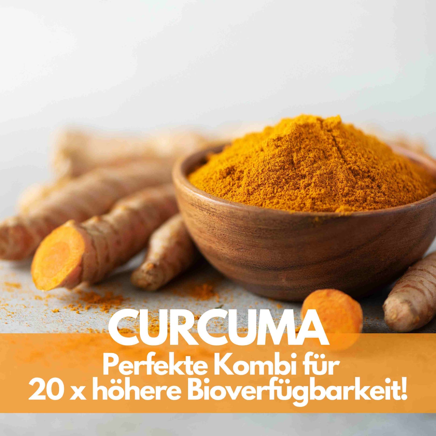 Pure Natural Choice Curcuma Extrakt 15.000 hochdosiert Bild mit frischem Bio Curcumin Pulver gemahlen in der Schale. Text: Curcuma Perfekte Piperin Kombi für 20x höhere Bioverfügbarkeit